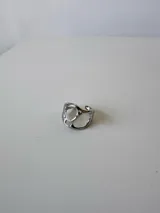 Anillo ajustable de acero quirúrgico hipoalergénico, color dorado, con diseño orgánico y calado.