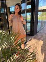 Sweater celeste de tejido fino de viscosa, con detalle de tira vertical de cuero ovino color camel en el centro. De corte holgado y manga larga.