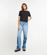 Blusa de viscosa color verde, con cuello redondo y manga corta con detalle plegado.