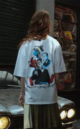 Remera blanca de algodón con estampado frontal que dice "Au revoir, shoshanna!" en letras negras.