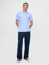 Remera polo blanca de piqué de algodón, con cuello clásico, tapeta de dos botones y logo de oso bordado en el pecho.