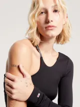 Vestido corto negro ajustado con hombro asimétrico, una manga larga y tirante con logo Tommy Jeans.
