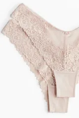 Pack de dos bombachas tipo brazilian color rosa pálido, confeccionadas en encaje y malla, de tiro bajo con cintura en V, refuerzo interior y corte alto atrás.