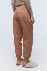 Pantalón cargo color camel, con cintura alta y puños elásticos en los tobillos.