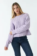 Sweater tejido con trama de ochos color fucsia, cuello redondo y corte cropped.