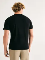 Camiseta de manga corta color rojo con cuello en V.