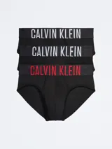 Pack de tres slips negros Calvin Klein de corte clásico, con cintura elástica con el logo de la marca en blanco y rojo.