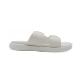 Sandalias bajas color beige con doble tira ancha con hebillas blancas ajustables.