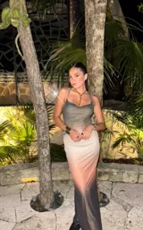 Vestido largo de microtul con forro, con breteles finos y espalda regulable. Presenta un diseño degradado que va del verde oliva en la parte superior al negro en el ruedo, pasando por un tono nude en el centro.