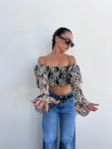 Pantalón de jean azul, de tiro alto y corte wide leg.