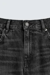 Pantalón de jean celeste, de tiro medio, corte ajustado en la parte superior y acampanado desde la rodilla. Tiene cinco bolsillos, efecto lavado y bajo irregular.