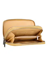 Monedero rojo de simil cuero con doble cierre metálico y logo Terrano en el frente.