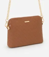 Cartera transversal pequeña color marrón con efecto tressê, cierre de cremallera y correa de cadena larga.