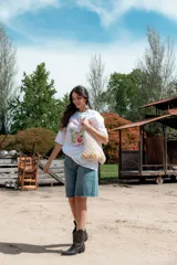 Remera blanca de algodón con cuello redondo y mangas cortas. Estampado frontal con diseño de cócteles y texto "Summer Babe Cocktail Club and Chill".