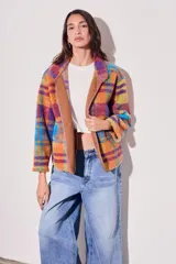 Campera oversize de cuadros en tonos multicolor, de poliéster con textura suave y aberturas laterales.