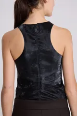Top negro con cuello halter y estampado abstracto en tonos grises.