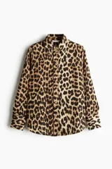 Camisa de manga larga con estampado de leopardo en tonos beige y marrón.