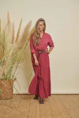 Pollera larga color bordó, con volados y elástico en la cintura.