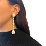 Aros largos colgantes con perlas de río y gota de vidrio con baño de nácar.