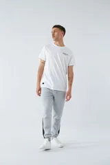 Pantalón de jogging gris oscuro de felpa con puños, cintura ajustable con cordón y logo estampado en la pierna.