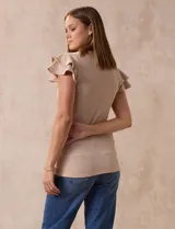 Remera beige de tejido acanalado, con cuello redondo y mangas cortas con volados.