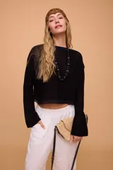 Crop sweater tejido color crudo, de pima cotton, con cuello bote y mangas largas ajustadas con forma semi oxford.