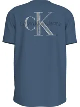 Remera azul de algodón con cuello redondo y mangas cortas. Presenta un pequeño logo CK bordado en el pecho y un monograma de Calvin Klein texturizado en la espalda.