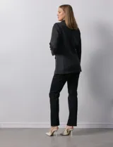 Blazer entallado blanco, marca Robert Louis, con cuello con solapa, abertura central con botón, bolsillos delanteros y mangas largas caladas.