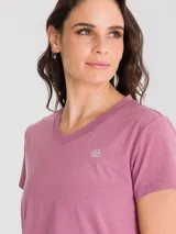 Remera deportiva negra de manga corta con cuello en V, confeccionada en tela de secado rápido.