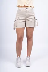 Short de jean negro con bolsillos cargo laterales y corte ajustado.