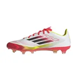 Championes de fútbol Adidas F50 PRO FIRM GROUND CLEATS, con exterior liviano Fibertouch con textura Sprintweb 3D y lengüeta Túnel de ajuste de compresión. Suela Sprintshell 360 optimizada para terreno firme. Diseño en blanco, rojo, amarillo y negro.
