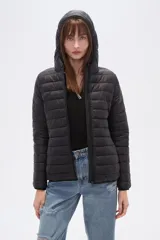 Campera acolchada negra, de manga larga y cuello alto, con cierre frontal.