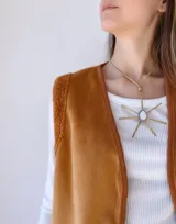 Chaleco camel de pana con cuello y sisas de corderito.