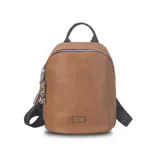 Mochila negra de símil cuero, con cierre principal y bolsillo interno con cierre. Tiene asa de mano, correas regulables y bolsillo oculto en la espalda.