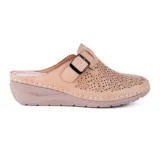 Zapato casual Korium Confort Marie color gris topo, con capellada calada, hebilla decorativa y plataforma baja.