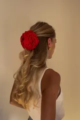 Pinza de pelo con diseño de rosa en color rojo, ideal para asegurar el cabello con estilo.