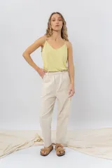 Pantalón relaxed fit color beige, confeccionado en algodón. Presenta cintura elastizada, bolsillos delanteros grandes y calce cómodo.