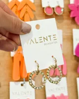 Aros colgantes dorados con dije circular transparente con borde de strass.