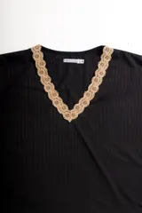 Pijama gris de algodón con puntilla blanca en escote en V, mangas largas y ruedo del pantalón.