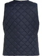 Chaleco azul marino acolchado con relleno de plumón, sin cuello y cierre a presión. Cuenta con el logo de Tommy Hilfiger bordado en el pecho.