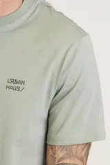 Remera de algodón color amarillo claro con estampado pequeño en el pecho.