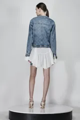 Chaqueta de jean azul con strass y corazones bordados.