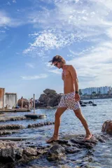 Short de baño para hombre con elástico en la cintura, tres bolsillos (dos laterales y uno trasero), tela de secado rápido con doble costura de seguridad, interior con mesh hipoalergénico y accesorios waterproof.