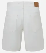 Bermuda de sarga de algodón color blanco, con cintura fija, pasadores para cinturón, cierre tradicional y bolsillos funcionales.