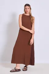 Vestido largo marrón sin mangas con paneles laterales más oscuros.