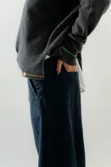 Pantalón marrón de tencel, corte ancho con pinzas y bolsillos laterales.