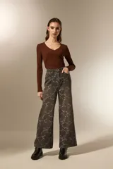 Body negro de poliéster con frunces, cuello en V profundo y manga larga.