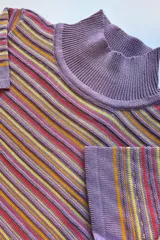 Remera tejida de cuello alto y manga corta con rayas horizontales en tonos lila, amarillo, naranja y rojo.