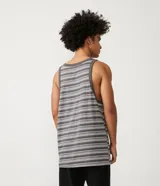Musculosa gris con rayas horizontales blancas, cuello redondo y sisas con ribete gris.
