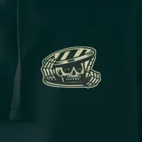 Canguro negro con capucha, bolsillo delantero y puños y cintura acanalados. Estampado pequeño en el pecho con un diseño de calavera.